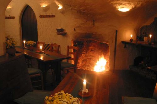 Das Kaminzimmer der Ehrenburg im Kerzenschein und mit Kaminfeuer