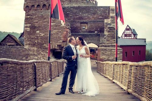 Brautpaar auf der Zugbrücke der Ehrenburg