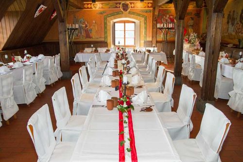 Rittersaal für eine Hochzeit dekoriert
